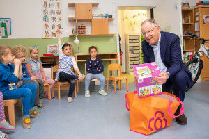 Ministerpr�sident Weil besucht MHH-Kita Campuskinder