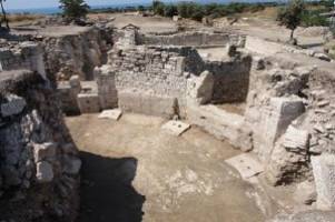 Mit einem 60-Tonnen-Kran in die Antike