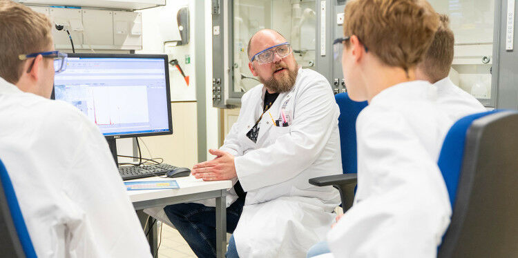 Die Arbeit mit Jugendlichen - wie hier im Labor bei der Röntgenfluoreszenzanalys