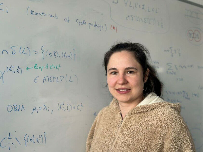 Frau steht vor einem Whiteboard