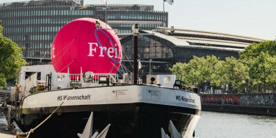'MS Wissenschaft' geht im Stadthafen vor Anker