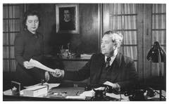 Carlo Schmid mit seiner Sekret�rin kurz nach Kriegsende. Der sp�tere SPD-Politik