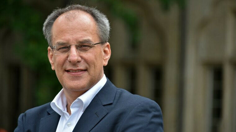 Uwe Cantner in front of the main building of the University of Jena. Image: Anne