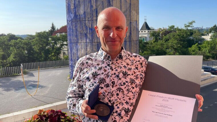 Associate Uwe Hoßfeld was awarded the Caspar Friedrich Wolff Medal. Image: Lena-