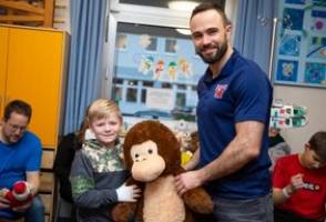 Plüschtiere für alle - Hannover Indians besuchen Kinderklinik