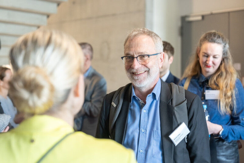 Helmholtz-Präsident Martin Keller im Austausch mit Forschenden am KIT.