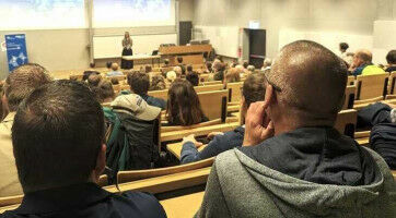 Premiere der 'Eltern-Uni' ein großer Erfolg