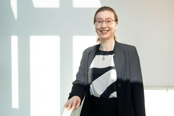 Frau schaut in die Kamera