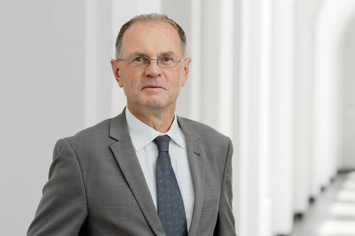 Mann im Anzug schaut in die Kamera