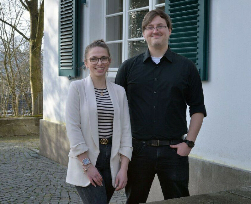 Lara von den Hoff, Kauffrau für Büromanagement, und Rico-Carlos Kyrlan, Elektron