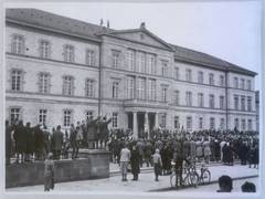 Erstes Hissen der Hakenkreuzfahne auf der Neuen Aula am 9. M�rz 1933. Fotograf: 