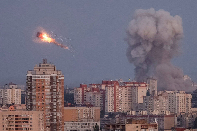 Unter Beschuss: Ukrainische Soldaten wehren eine russische Rakete auf Kiew ab. D