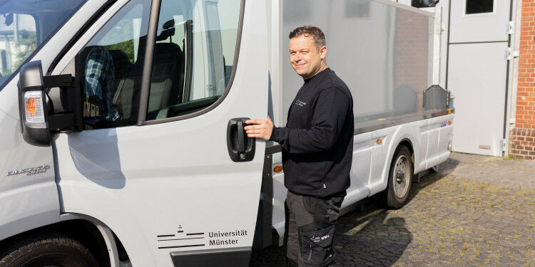 Sebastian Laumann steigt am Leonardo-Campus in den Klein-Lkw, den er an diesem V