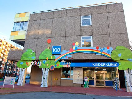 Eingang MHH-Kinderklinik. Copyright: Karin Kaiser/MHH