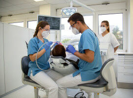 Studierende der Zahnmedizin suchen Patienten f�r ihre praktische Ausbildung