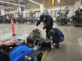 Studierende mit autonomem Schneepflug erfolgreich in internationalem Wettbewerb