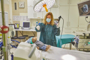 Teddyb�r Charlie erkl�rt Kindern die Kinderklinik