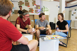 The University of Stuttgart and students open start-up caf�