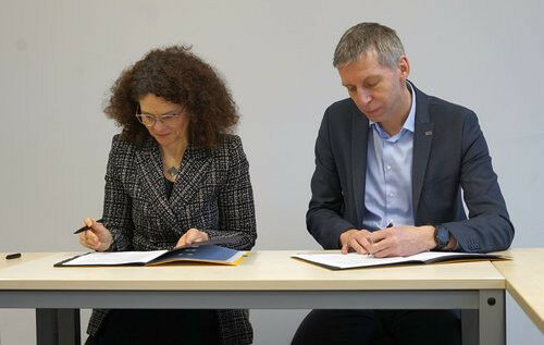 Irena Michel, Gesch�ftsf�hrerin der Agentur f�r Arbeit Th�ringen Mitte, und Kai-