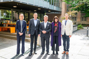 T�binger Universit�tsbund finanziert Outdoorm�bel vor der Universit�tsbibliothek