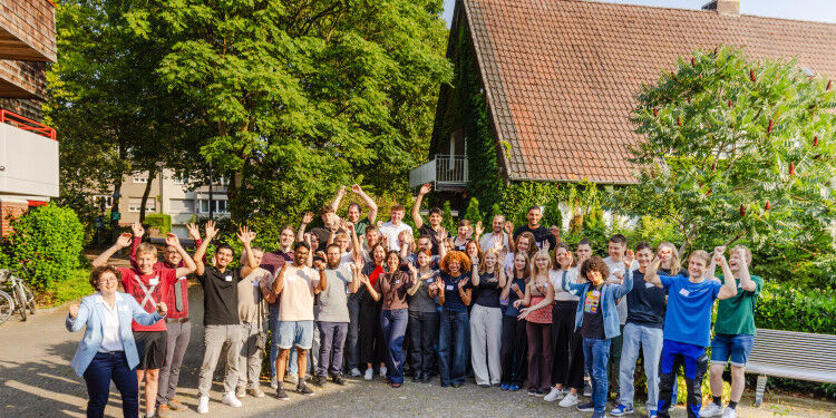 Das Foto zeigt die stellvertretende Uni-Kanzlerin Eva Mundanjohl mit den neuen A