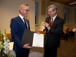 Universit�t T�bingen verleiht Universit�tspreis 2013 an die Gips-Sch�le-Stiftung