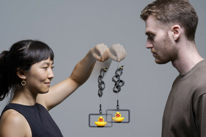 Eine Kette von Hexel-Modulen mit Ellen Rumley links und Zach Yoder rechts. © MPI
