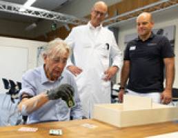 Weltpremiere f�r mehr Fingerspitzengef�hl: Roboterhand wird an der MHH getestet