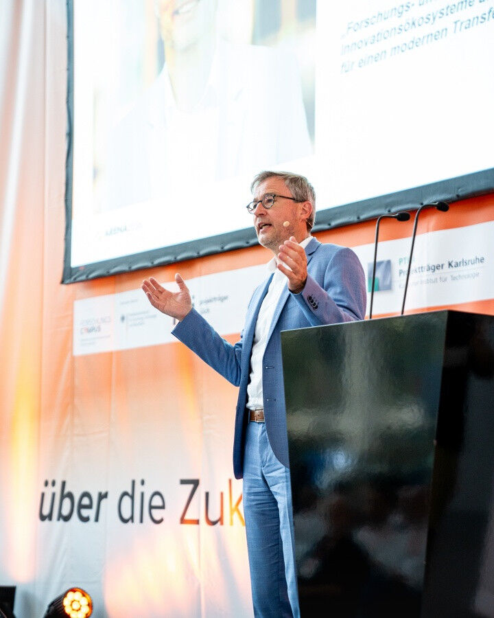 Peter Middendorf, Rektor der Universität Stuttgart, spannte in seinem Beitrag de