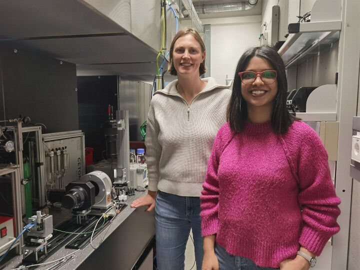 Jun.- Maartje Boon (links) und Postdoc-Forscherin Nitu Lakhmara im ,,Porous Me